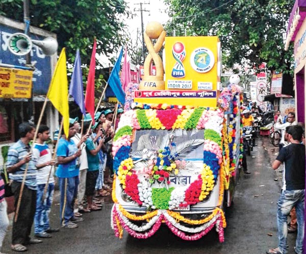 সুসজ্জিত কোলাঘাটের পথে ট্যাবলো। নিজস্ব চিত্র