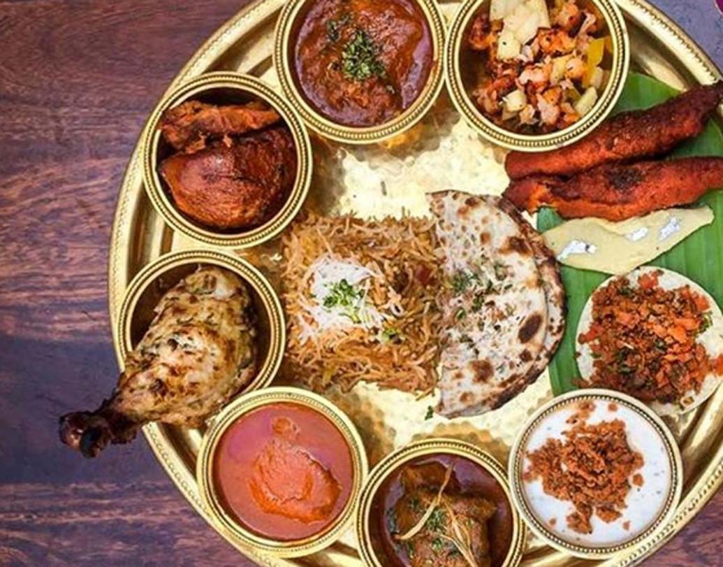 খাওয়া শুরু করার আগে, চলুন দেখে নেওয়া যাক ‘রাবম থালি’-র পদগুলি কী কী। থালির নামই যখন রাবণ, তখন পদগুলিও বা বাকি থাকে কেন। হ্যাঁ, ঠিকই ধরেছেন। শুরুতেই পাতে পড়বে মুচমুচে ‘মন্দোদরি ফিস ফ্রাই’। রামায়নের সরণি বেয়ে একে একে স্বাদ নিতে থাকবেন বাকি আইটেমের।