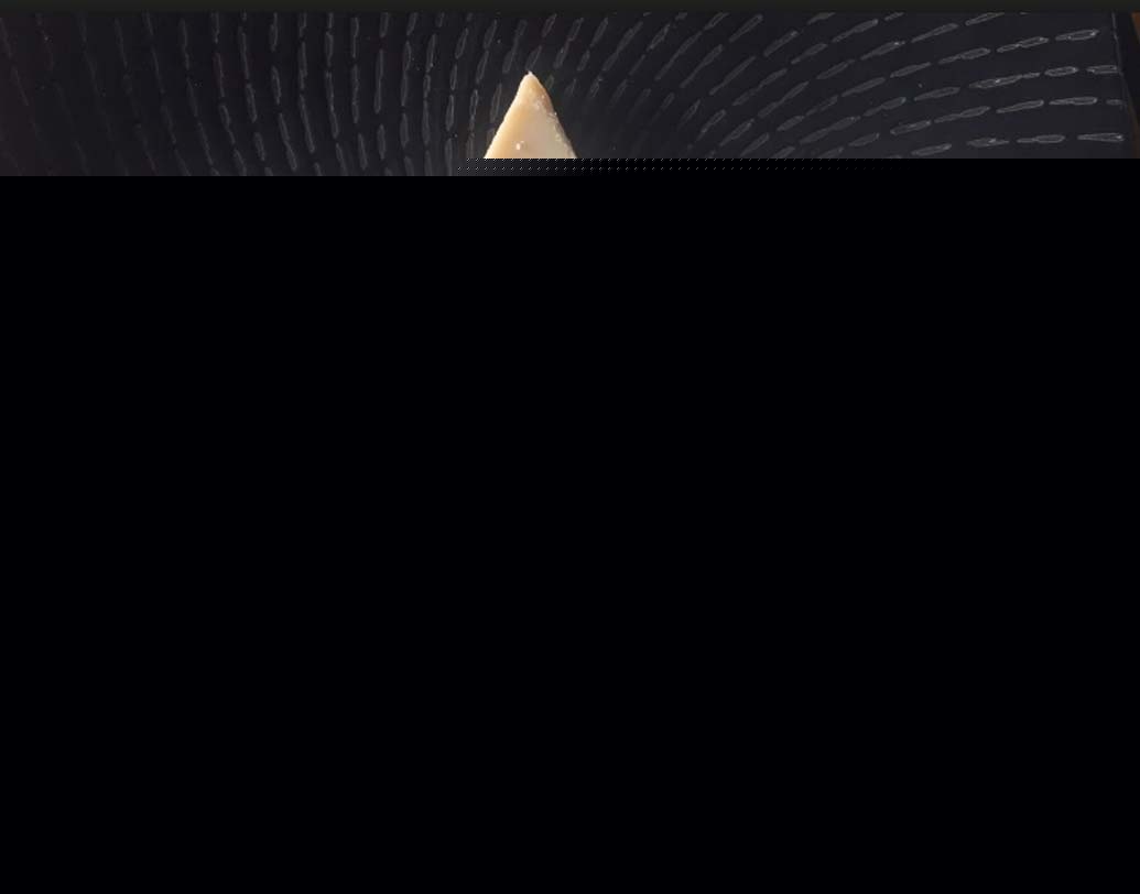 ‘মন্দোদরি ফিস ফ্রাই’ দিয়ে যাত্রা শুরুর পরে পাতে তুলে নেবেন মোলায়েম কুবের রান। সারা রাত ম্যারিনেট করার পর তন্দুরে সেঁকে নরম তুলতুলে ভেড়ার ‘লেগ পিস’ চিবোতে চিবোতে হাত বাড়াবেন ‘কুম্ভকর্ণ চিকেন’-এ।