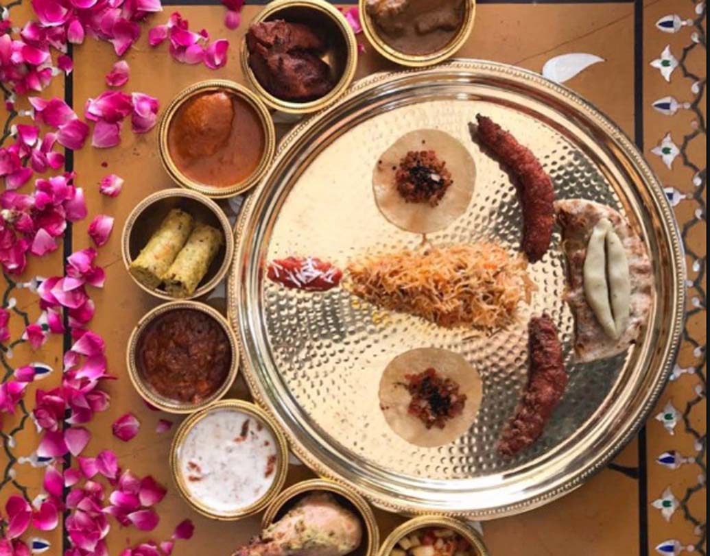 কুম্ভকর্ণের বপুর মতোই বিশাল চিকেনের পেটের ভিতর কিমার পুর ভরে কম আঁচে তাওয়ায় রোস্ট করে তৈরি কুম্ভকর্ণ চিকেনের স্বাদ নেওয়ার সময় আবেশে চোখ বুজে আসবেই।