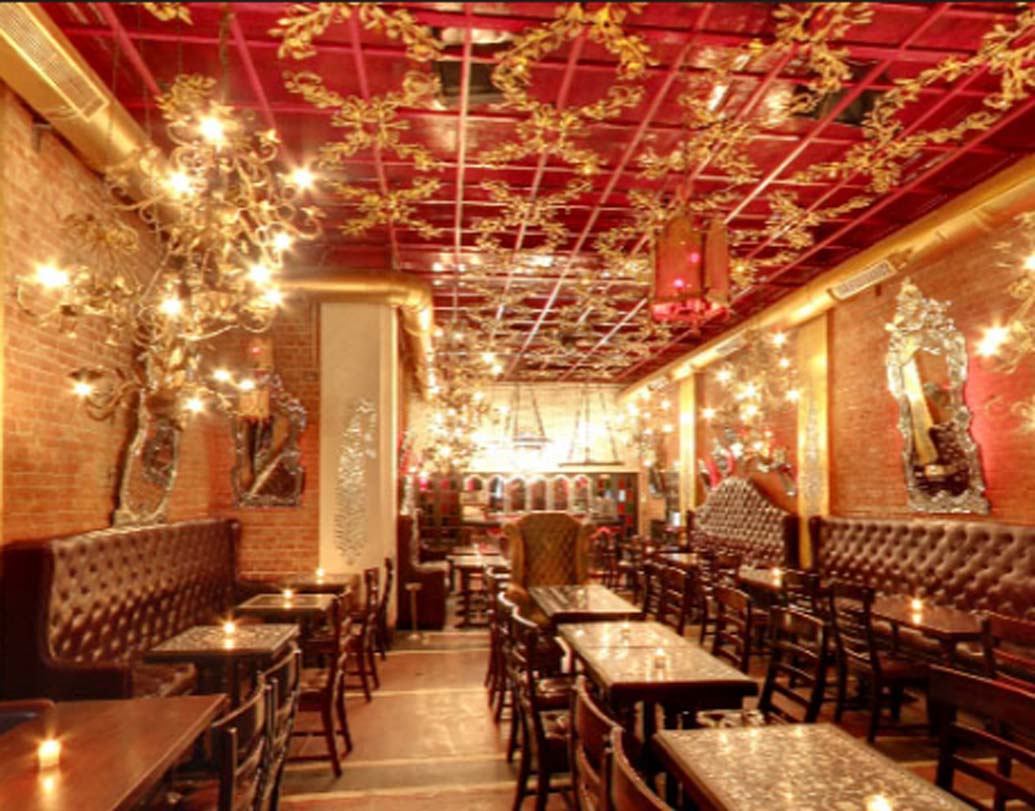 ঝালে ঝোলে ‘নারানটাকা মাটন’-এর সঙ্গে মজা নিতে পারেন গরম কিমা নানের। ল্যাম্বের কিমা দিয়ে তৈরি নানের টুকরো দিয়ে মাটনের গ্রেভির স্বাদ নিতে নিতে চলে যাবেন ‘অতিকায় চিকেন’-এর দিকে।