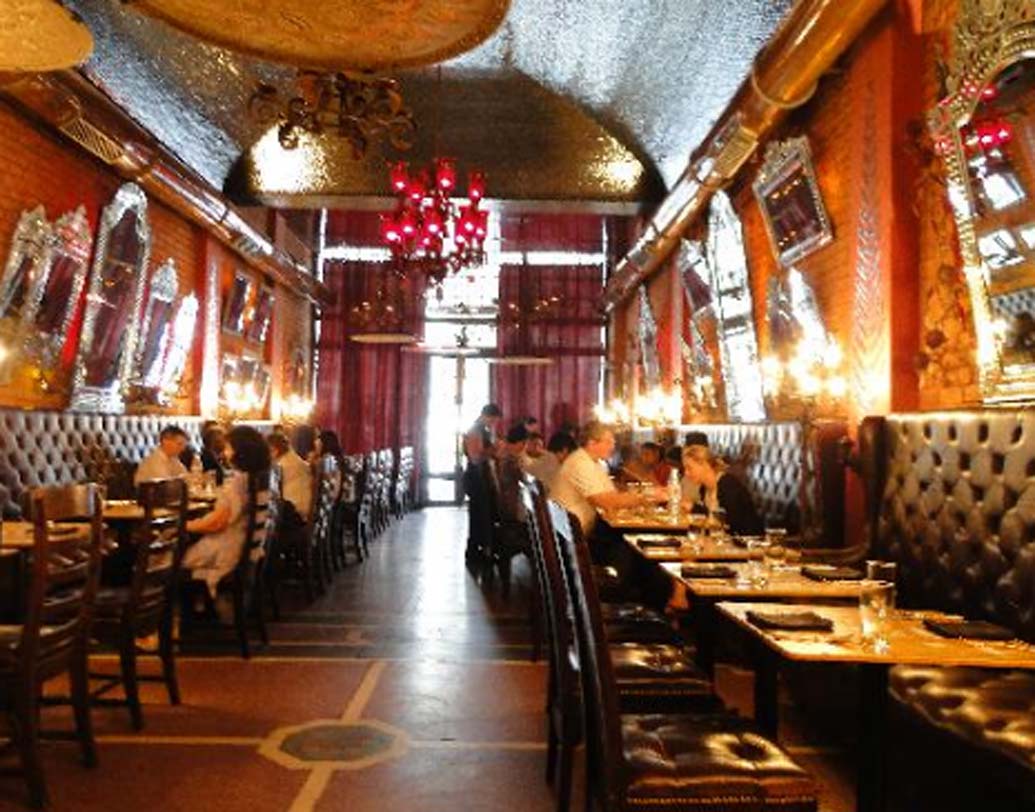 থালিতে রয়েছে আরও চমক। কিমার টপিং দিয়ে ‘সুমালি পাঁপড়’, পেঁয়াজ ও কিমা দিয়ে সাজানো ‘মারিচ রায়তা’ এবং রোস্টেড চিংড়ি দিয়ে তৈরি ‘তারকা স্যালাড’। ডেসার্টেও থাকছে চমক। চিকেনের কিমা এবং কাজু-পেস্তা দিয়ে তৈরি ‘নাগরি বরফি।’