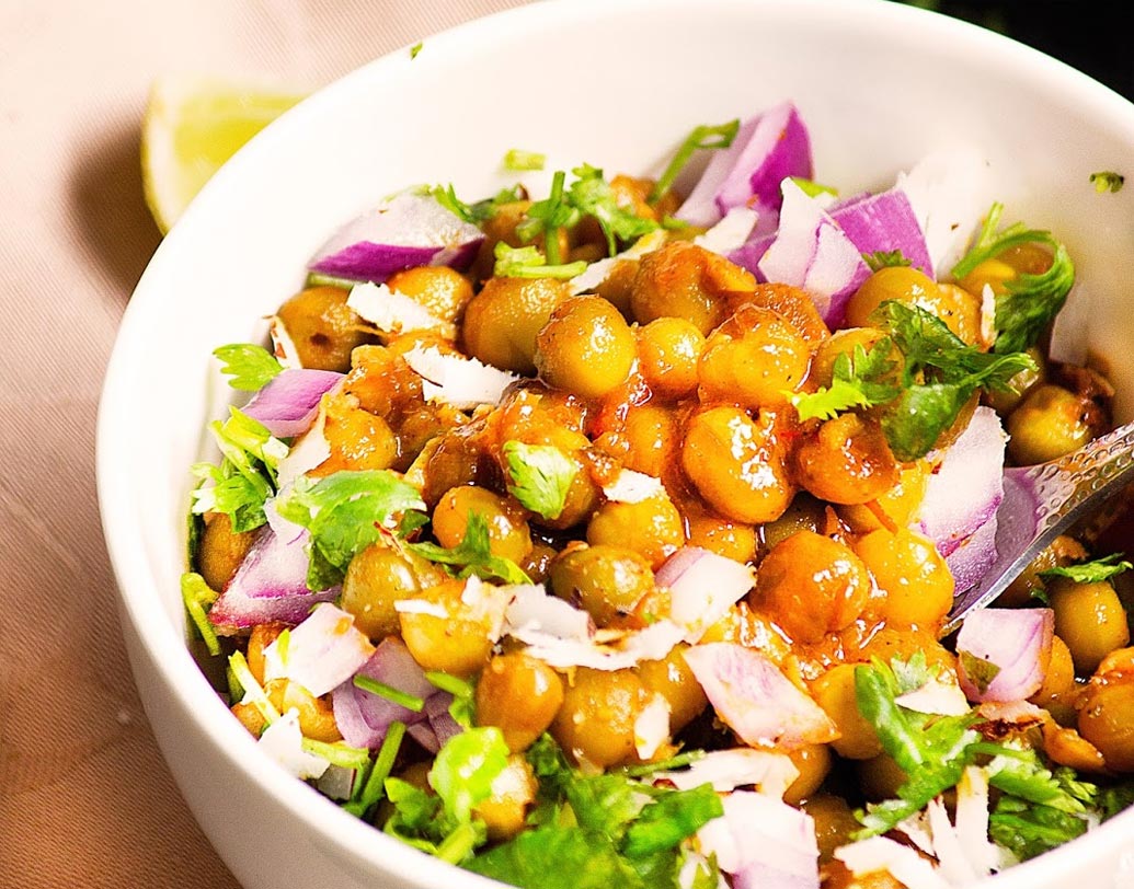 কী কী লাগবে: সিদ্ধ হলুদ মটর ২ কাপ (সিদ্ধ জল সমেত), টোম্যাটো: ২টো ছোট, গুঁড়ো হলুদ: ১ চা চামচ, তেজপাতা: ১টা, দারচিনি: ১টা ছোট স্টিক, ছোট এলাচ: ২টো, লবঙ্গ: ২টো, শুকনো লঙ্কা: ৪টে, আদা: আধ ইঞ্চি, নুন: স্বাদ মতো।