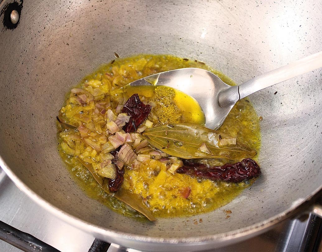 ফোড়নের সুন্দর গন্ধ বেরোলে পেঁয়াজ কুচি দিন।