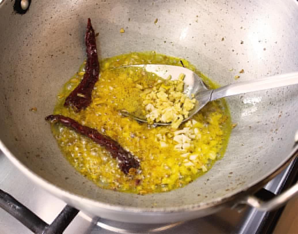 পেঁয়াজ স্বচ্ছ হয়ে এলে আদা,  রসুন দিন।