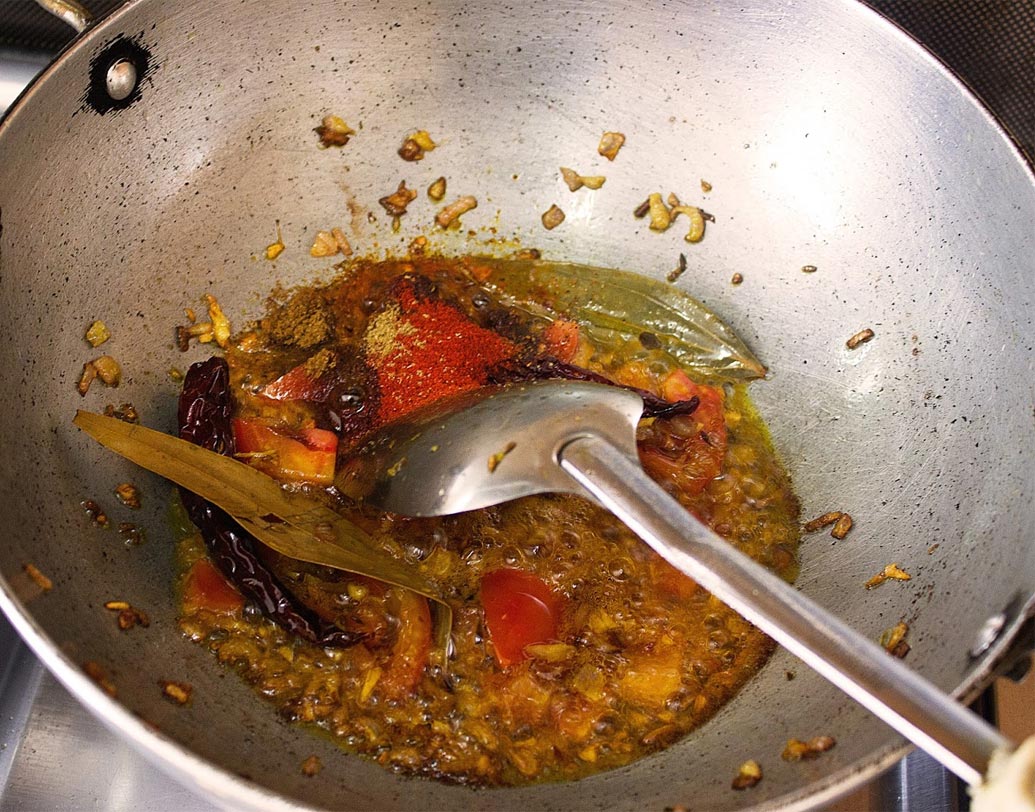 এ বার টোম্যাটো কুচি, ভাজা মশলা, জিরে গুঁড়ো, ধনে গুঁড়ো, লঙ্কা গুঁড়ো, হলুদ গুঁড়ো দিন।