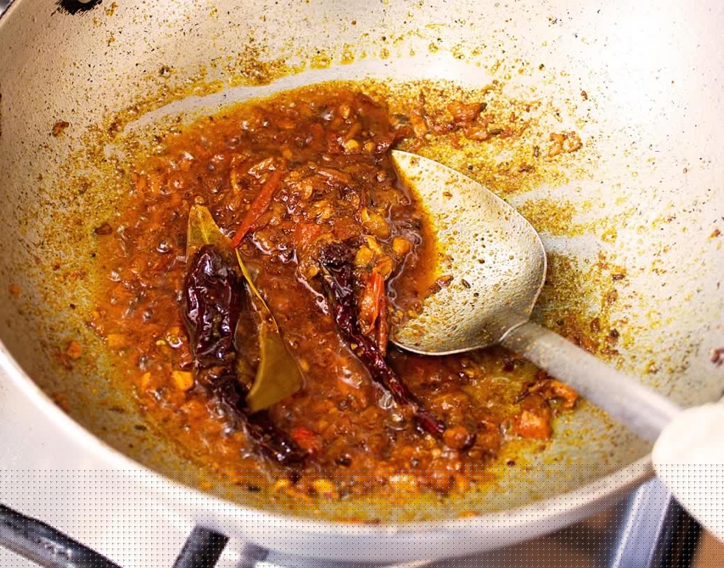 টোম্যাটো তেল ছাড়তে থাকা পর্যন্ত নাড়তে থাকুন।