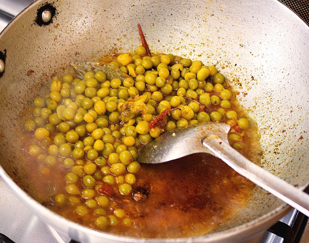 জল সমেত সিদ্ধ মটর দিয়ে দিন কড়াইতে। ভাল করে পুরোটা মিশে মটরের ভিতরে মশলা ঢোকা পর্যন্ত রান্না করুন।