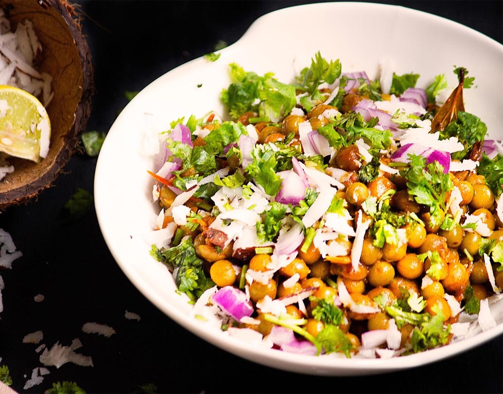 পেঁয়াজ, কাঁচা লঙ্কা, ধনেপাতা কুচি ও নারকেল কোরা ছড়িয়ে পরিবেশন করুন।