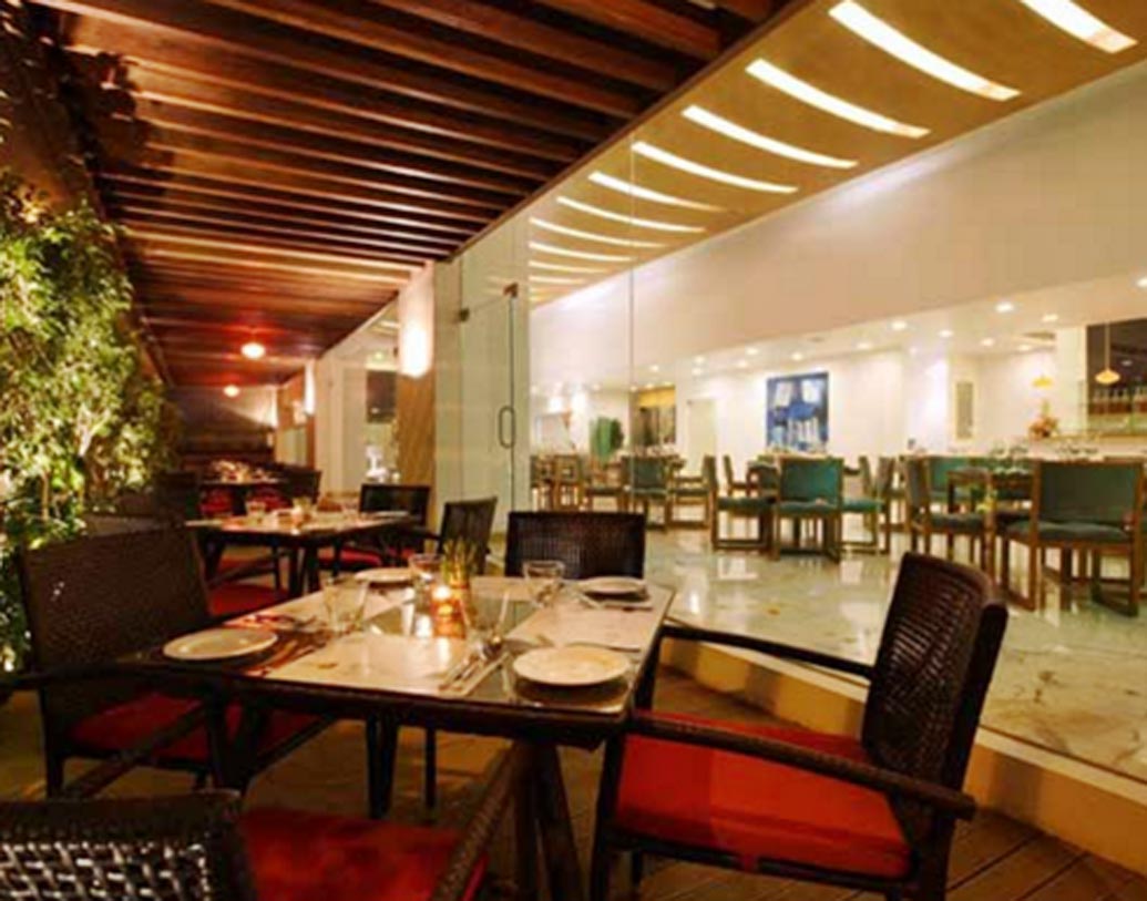 সামপ্লেস এলস্: অভিনয় জগৎ তাঁকে সেরকম জনপ্রিয়তা দিতে পারেনি। কেরিয়ারের ব্যর্থতাকে পিছনে ফেলে নিজের রেস্তোঁরা খুলে ফেলেছেন ধর্মেন্দ্র পুত্র ববি দেওল। তাঁর রেস্তোঁরার নাম সামপ্লেস এলস্। খাবার ও পানীয়ের অভিনবত্ব নভি মুম্বইয়ে ববির এই রেস্তোঁরার জনপ্রিয়তা আরও বাড়িয়ে দিয়েছে।