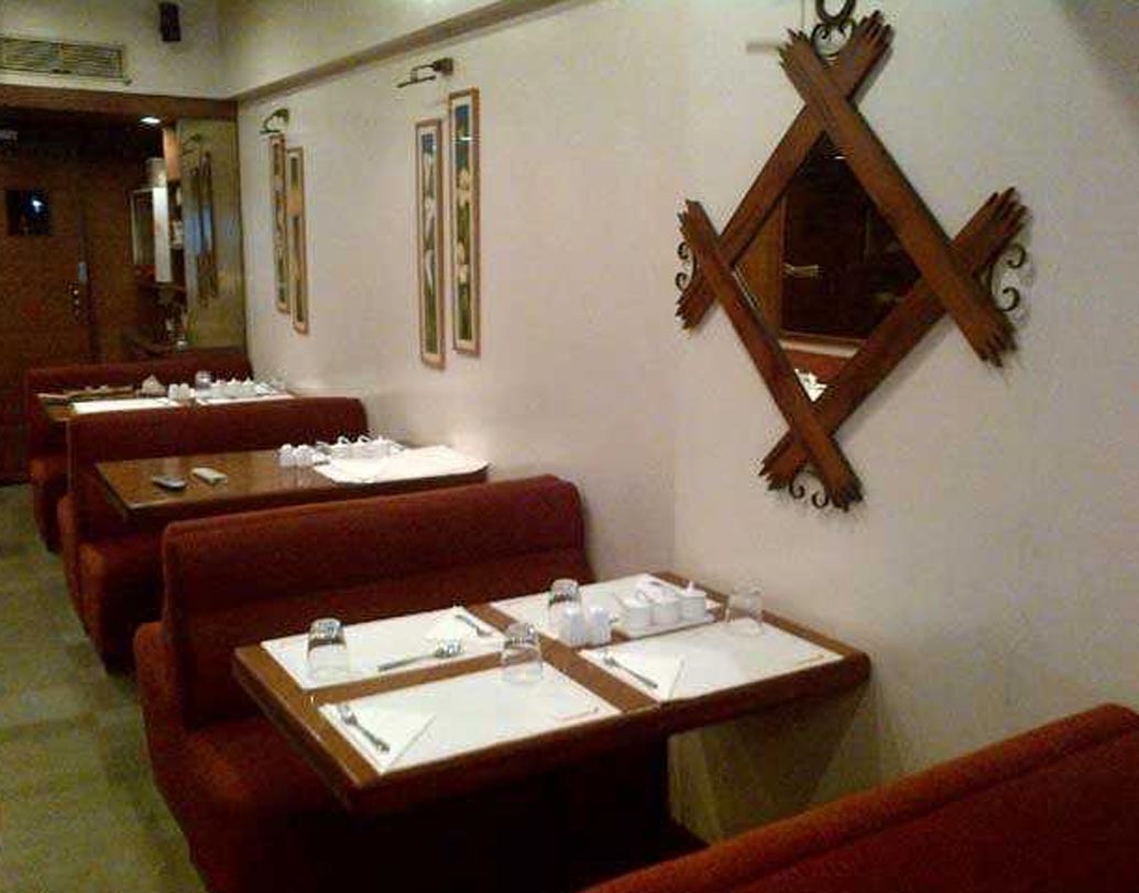 গন্ডোলা: এই রেস্তোঁরার মালিক অভিনেত্রী পেরিজাদ জোরাবিয়ান। এক্কেবারে গোনাগুনতি কয়েকটি ছবি করেছেন তিনি। তবে তাঁর এই রেস্তোঁরার ব্যবসা চলে রমরমিয়ে। চোখধাঁধানো অন্দরসজ্জায় সুসজ্জিত এই গন্ডোলা রেস্তোঁরাটি। ডাইনিং টেবিলের স্টাইলের জন্যই আরও ঝাঁ চকচকে দেখায় বান্দ্রার পালি হিলের কাছের এই রেস্তোঁরাটি।