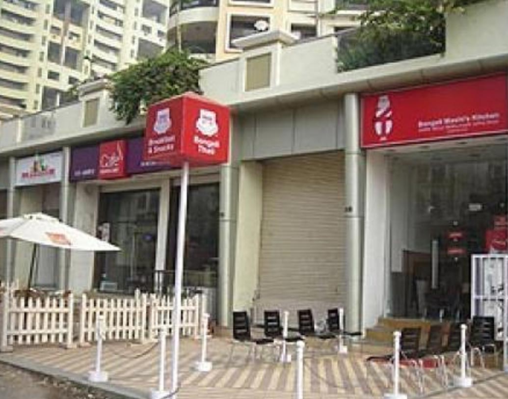 বাঙালি মাসির কিচেন: অভিনয় দিয়ে অনেক আগেই ভক্তদের মন জিতেছেন সুস্মিতা সেন। তবে নভি মুম্বইতে তাঁর রেস্তোঁরার খাবার বাঙালিদের বরাবরই পছন্দের। হেন কোনও বাঙালি পদ নেই যে ‘বাঙালি মাসিজ কিচেন’-এ পাওয়া যায় না। সে ফুলকো লুচি-ছোলার ডাল হোক বা চিংড়ি মাছের মালাইকারি।