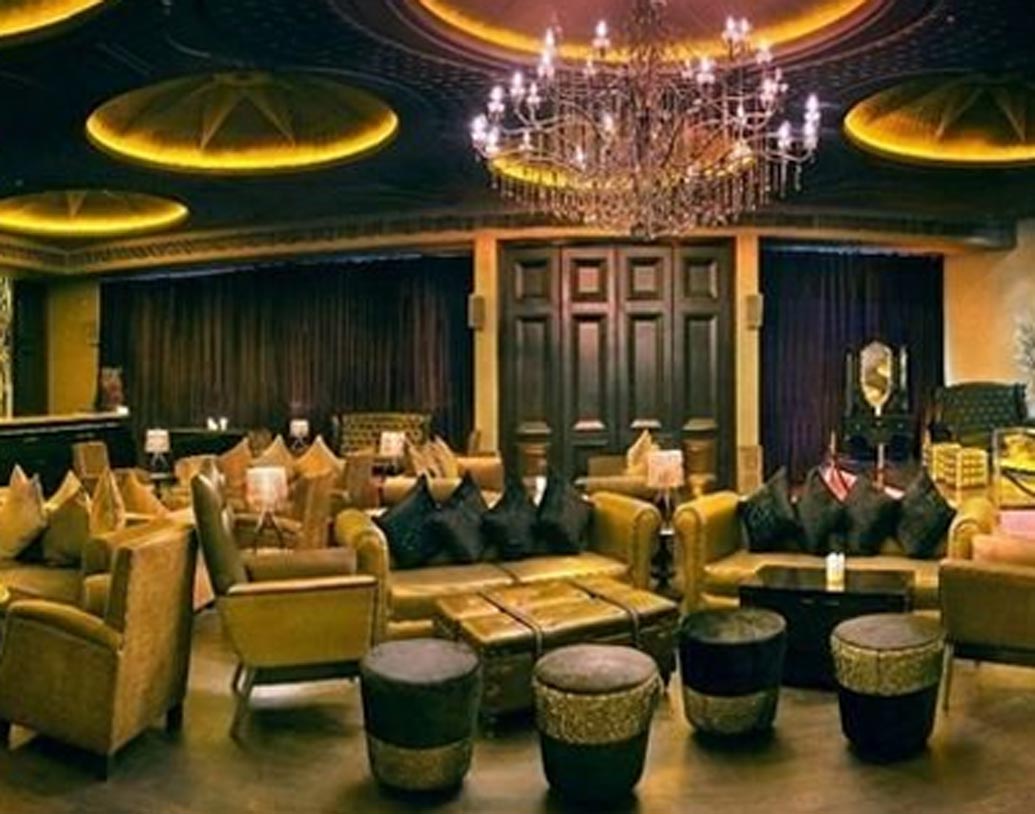 ল্যাপ, দ্য লাউঞ্জ: ২০০৯ সালে উদ্বোধন হয় অভিনেতা অর্জুন রামপালের এই রেস্তোঁরার। দিল্লির এই রেস্তোরাঁর লুক দেখলে চক্ষু চড়কগাছ হতে বাধ্য। পার্টি পাগলদের প্রিয় ডিস্কো হিসেবে ‘ল্যাপ, দ্য লাউঞ্জ’ এর স্থান শীর্ষে।