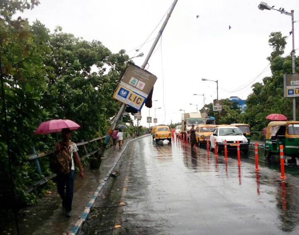 বেলেঘাটা মেন রোডে ল্যাম্পপোস্ট ভেঙে বিচ্ছিন্ন কেবলের তার।