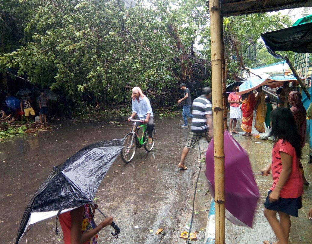 নারকেলডাঙা মেন রোড।