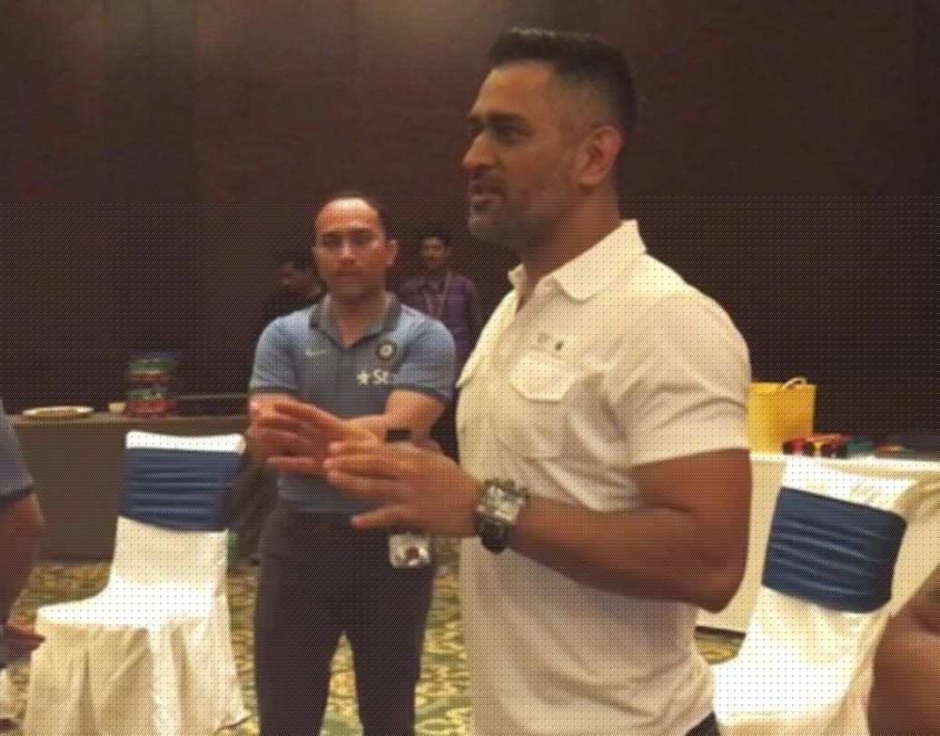 প্রাক্তন অধিনায়ক ‘ক্যাপ্টেন কুল’ মহেন্দ্র সিংহ ধোনির পছন্দ অডিমার্স পিগুয়েট রয়্যাল ওক অফসোর বামবলে বি। ওক অফসোরের এই ব্র্যান্ডের দাম ২৬ লক্ষ টাকা।