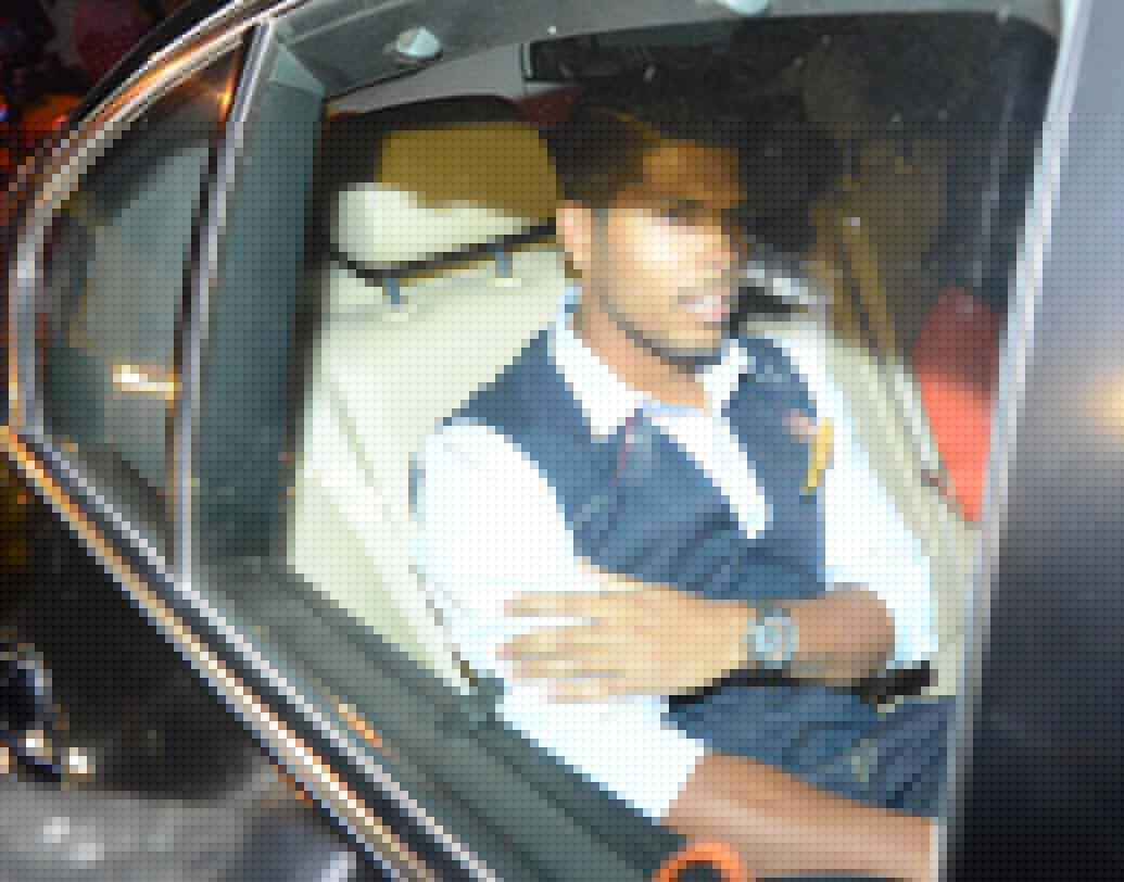 ভারতীয় দলের পেসার উমেশ যাদবকে তেমন স্টাইলিস্ট বলা যায় না। তবে ঘড়ির বিষয়ে উমেশ বরাবরই খুবই সচেতন। পছন্দ করেন নামী ব্র্যান্ডের ঘড়ি। তাঁর সংগ্রহে রয়েছে গ্রাহাম সিলভারস্টোন স্টো জিএমটি। এই মডেলের দাম ৬ লক্ষ ৭৩ হাজার টাকা।