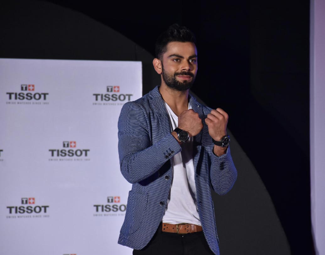 ফ্যাশন এবং স্টাইল স্টেটমেন্টে বরাবরই এগিয়ে বিরাট কোহালি। পছন্দ করেন নামি দামি ব্র্যান্ডের হাত ঘড়ি। বিরাটের সংগ্রহে রয়েছে পেনারাই ল্যুমিনর ১৯৫০ জিএমটি। দাম ৬ লক্ষ ২৯ হাজার টাকা।