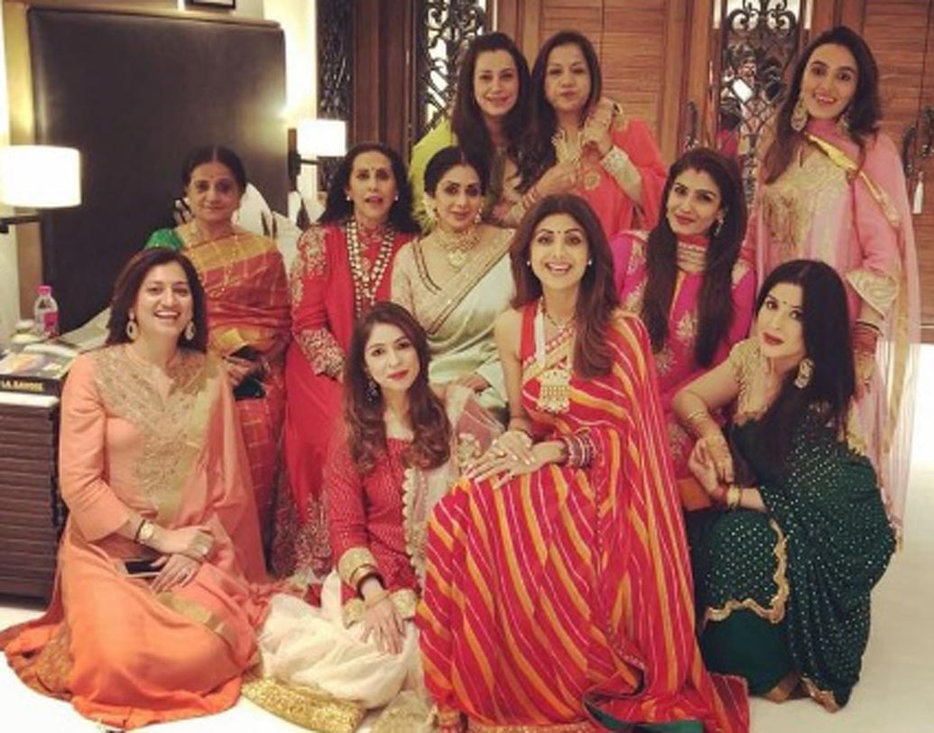 অনিল কপূর ও তাঁর স্ত্রী সুনীতা কপূর করবা চৌথের অনুষ্ঠানের আয়োজন করেছিলেন।