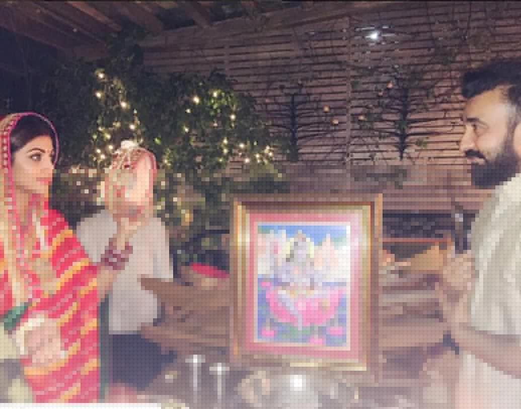 মুম্বইয়ের আকাশ মেঘলা থাকায় ফোনে বন্ধুর পাঠানো অমৃতসরের চাঁদের ছবি দেখে স্বামী রাজের মুখ দেখলেন শিল্পা।