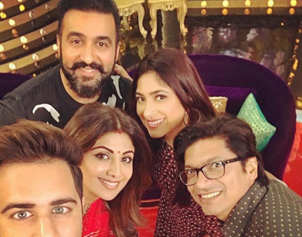 করবা চৌথের রীতি পালনের পর আড্ডাও কিন্তু জমে উঠেছিল।