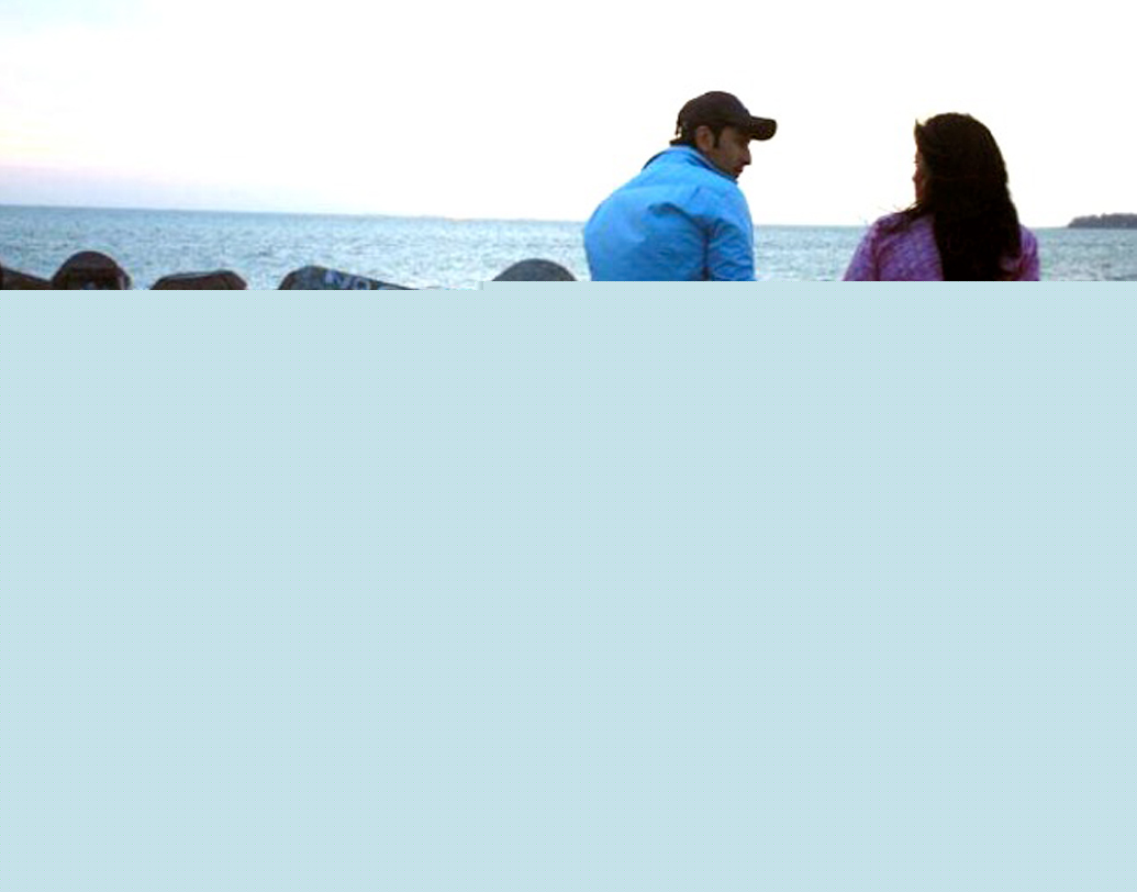 মুম্বইয়ের বিখ্যাত মেরিন ড্রাইভ। এই লোকেশনে বলিউডের অসংখ্য ছবির শুটিং হয়েছে। ‘ওয়েক আপ সিড’, ‘হাসি তো ফাসি’— এদের অন্যতম।