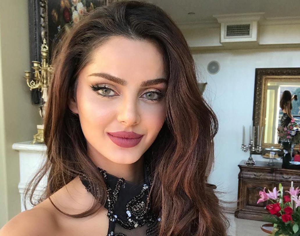 হুবহু এক না হলেও, ঐশ্বর্যার মতো দেখতে না হলেও, প্রাক্তন বিশ্বসুন্দরী ও বলিউড অভিনেত্রীর মুখের সঙ্গে বেশ মিল রয়েছে মেহলাঘার।