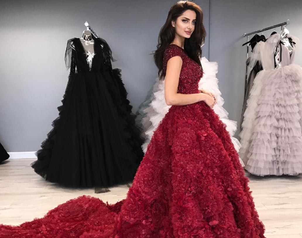 সোশ্যাল মিডিয়ায় কিন্তু তাঁর প্রচুর ফলোয়ার। ইনস্টাগ্রাম অ্যালবামেও মডেলের বহু ছবি রয়েছে।