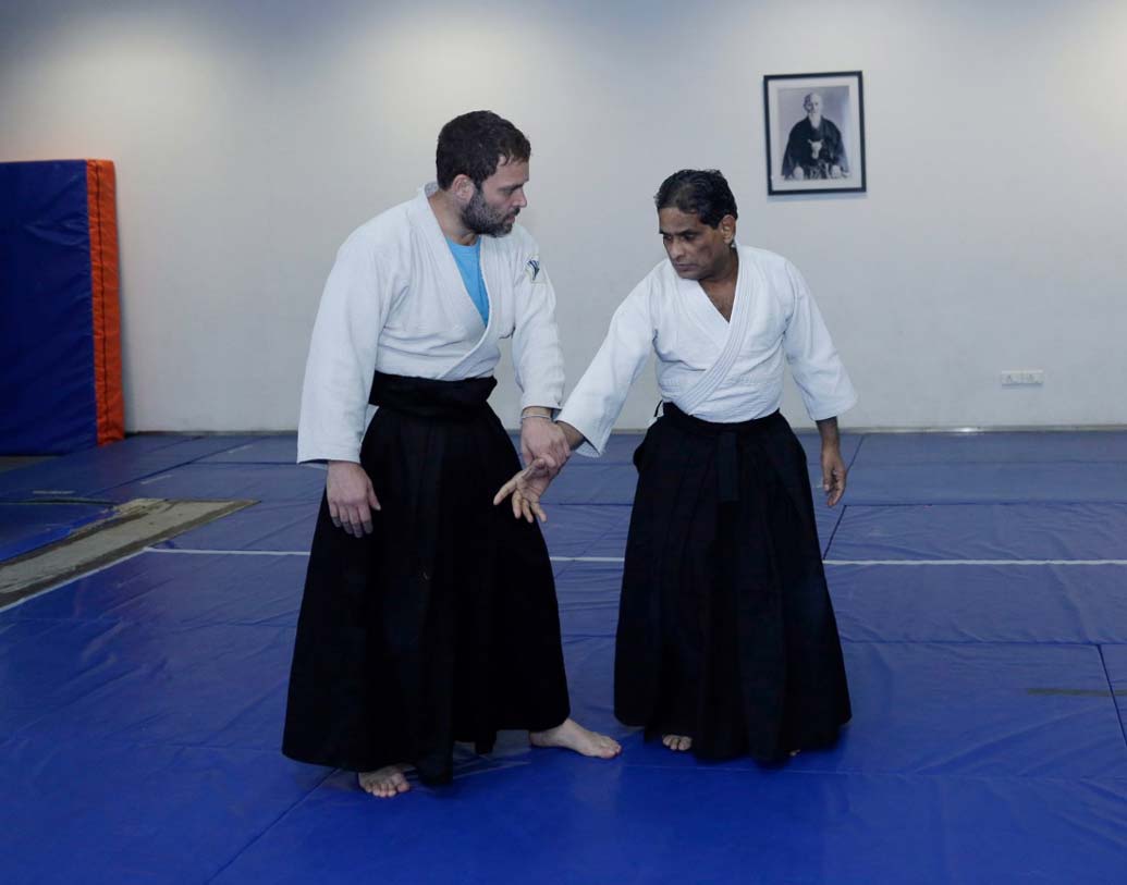চমকে যেতেই হবে। রাহুল গাঁধীকে আইকিডো শিখতে দেখা যাচ্ছে এই ছবিতে। সেনসেই পরিতোষ করের ক্লাসে মনোযোগী ছাত্র কংগ্রেস সহ-সভাপতি।
 ছবি: @Bharad-এর টুইটার হ্যান্ডল থেকে।
