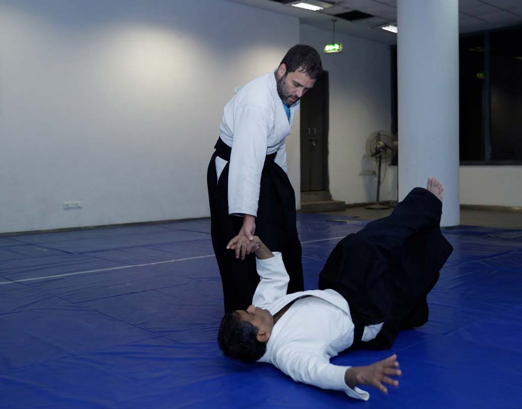 নয়াদিল্লিতে সম্প্রতি এক আলোচনা সভায় বক্সার বিজেন্দ্র সিংহের প্রশ্নের জবাব দিতে গিয়ে কংগ্রেস সহ-সভাপতি জানিয়েছিলেন, তাঁর আইকিডো ব্ল্যাকবেল্ট রয়েছে। ছবি: @Bharad-এর টুইটার হ্যান্ডল থেকে।