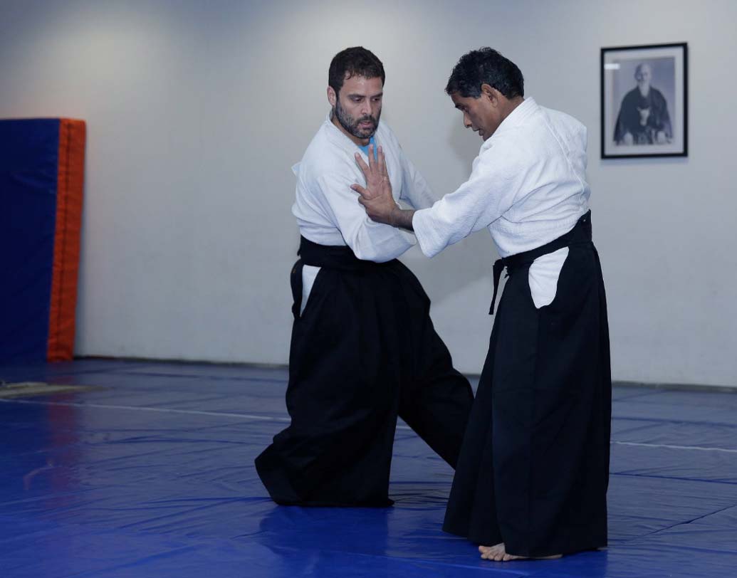 রাহুল আইকিডো শিখেছেন জেনে উৎসাহিত হন বিজেন্দ্র। মার্শাল আর্ট শিক্ষার কিছু ভিডিও সোশ্যাল মিডিয়ায় আপলোড করতে রাজনীতিককে অনুরোধ করেন বক্সার। ছবি: @Bharad-এর টুইটার হ্যান্ডল থেকে।