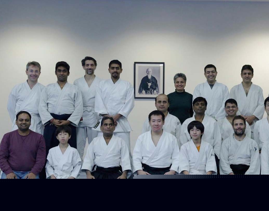 রাহুল গাঁধী সে দিন বিজেন্দ্রর প্রস্তাবে রাজি হয়ে গিয়েছিলেন। কিন্তু রাহুলের আগেই সোশ্যাল মিডিয়ায় সেই ছবি ছেড়ে দিলেন আর এক জন, যিনি পরিতোষ করের ক্লাসে রাহুলের সতীর্থ ছিলেন। ছবি: @Bharad-এর টুইটার হ্যান্ডল থেকে।