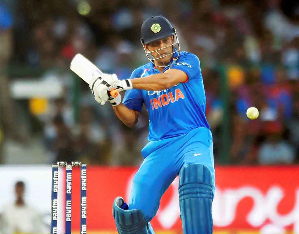 মহেন্দ্র সিংহ ধোনি: ধোনিকে ছাড়া ভারতীয় দল ভাবা এই মুহূর্তে যেন একেবারেই অসম্ভব।