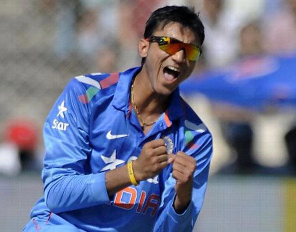 অক্ষর পটেল: প্রথম টি২০ ম্যাচে দলে সুযোগ পেয়েছেন অক্ষর পটেলও।