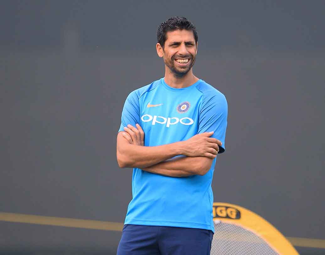 আশিস নেহরা: ফিরোজ শাহ কোটলায় আন্তর্জাতিক ক্রিকেটের শেষ ম্যাচ খেলতে চলেছেন নেহরা।