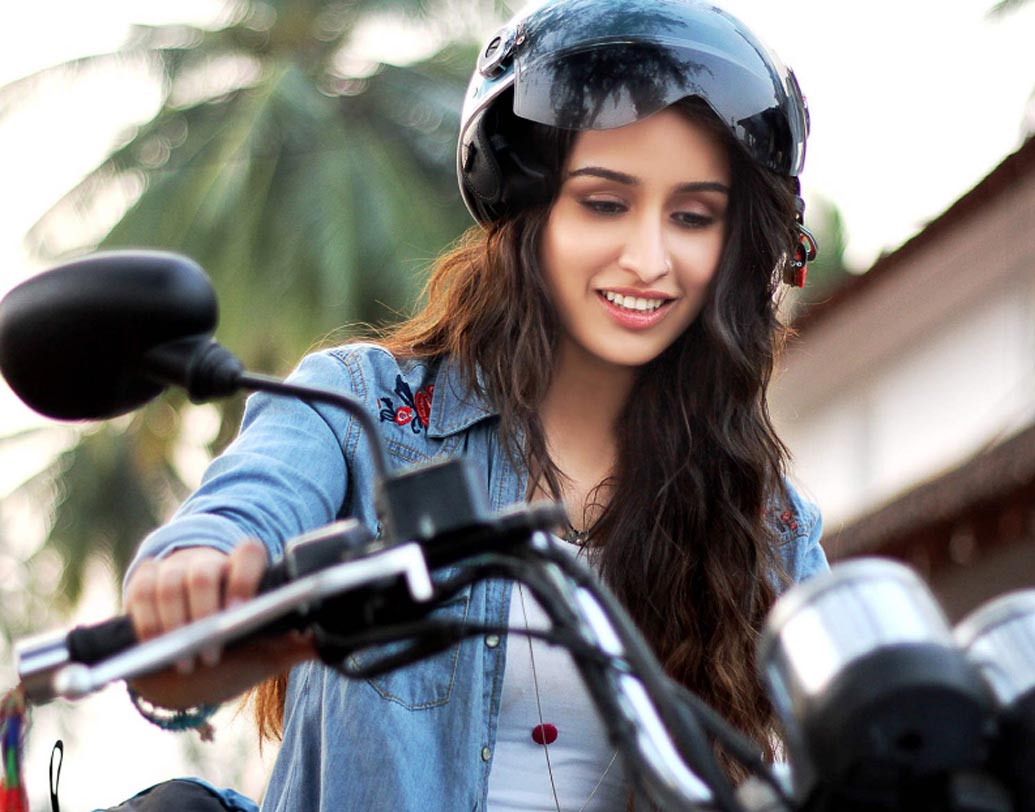 প্রভাসের সঙ্গে অনুষ্কা শেট্টিকে ছাড়া যদি দর্শক মেনে না নেন, সে দিকে নজর ছিল ‘সাহো’র প্রযোজকদের। কিন্তু ওজন কমাতে পারবেন না বলে এই ছবিটি না করে দিয়েছেন অনুষ্কা। আর তার পর অনেক অভিনেত্রীদের সঙ্গে কথা বলার পর শ্রদ্ধা কপূরকেই চূড়ান্ত করেন ‘সাহো’র পরিচালক।