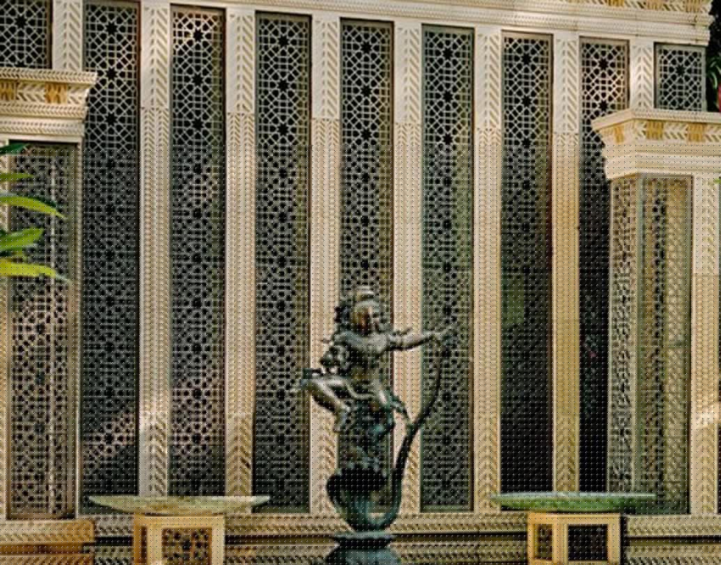 চার লক্ষ স্কোয়্যার ফিটের এই বাড়িতে কী কী রয়েছে জানেন? অনায়াসে যে কোনও পাঁচতারা হোটেলকেও লজ্জা দেবে। জিম, হেল্থ স্পা, বিউটি পার্লার, বলরুম, তিনটি সুইমিং পুল, ৫০ আসন বিশিষ্ট একটি সিনেমা হল। যোগাসন এবং নাচের জন্য আলাদা স্টুডিওর বন্দোবস্তও রাখা হয়েছে অ্যান্টিলিয়ায়।