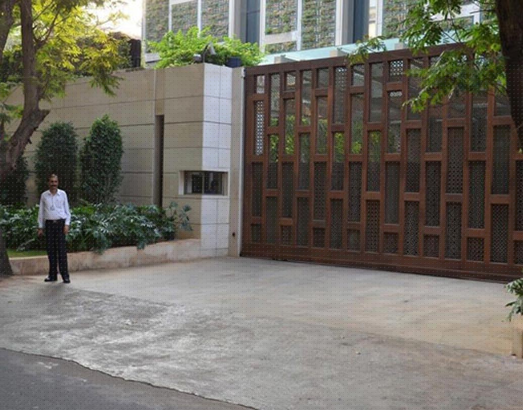 বাড়ির মালিকের গাড়ির খুব শখ। তাই প্রথম ছ’টি ফ্লোরই কেবল গাড়ির জন্য বরাদ্দ। গাড়ির সংখ্যা শুনলে চোখ কপালে উঠবে। ১৬৮টি।