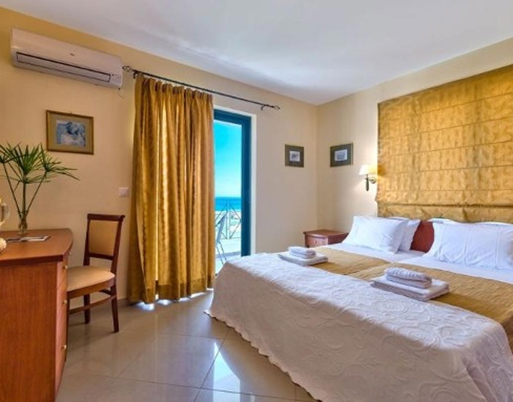 অ্যান্টিলিয়ায় রয়েছে ৯টি লিফ্ট। প্রতিটিই ‘সুপার ফাস্ট’। ছাদে রয়েছে হেলিপ্যাড। তবে একটি নয়, তিনটি।