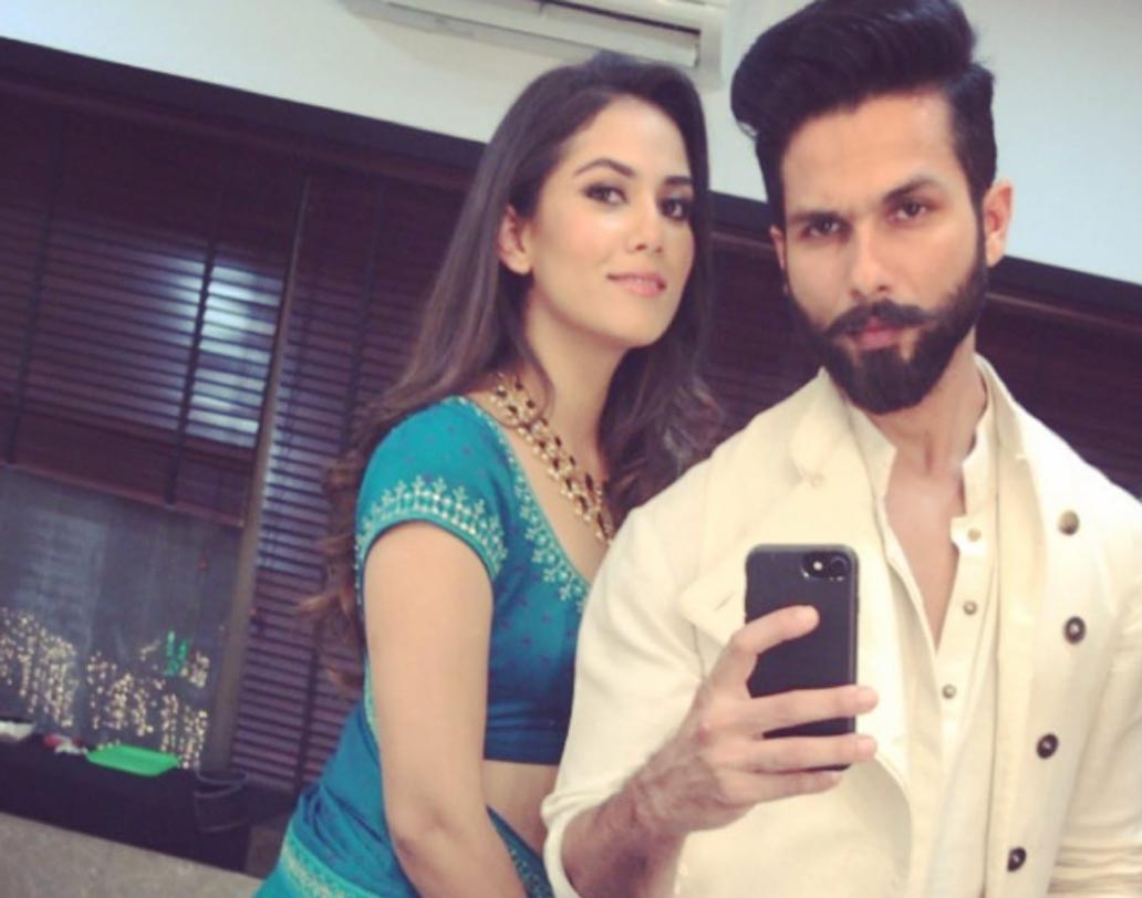 পেস্তা রঙের ব্লাউজ এবং ব্রোকেড ও সিল্কের লেহেঙ্গায় মীরা কিন্তু বি-টাউনের যে কোনও অভিনেত্রীকে টেক্কা দিচ্ছেন। শাহিদ পরেছেন কালো শেরওয়ানি।