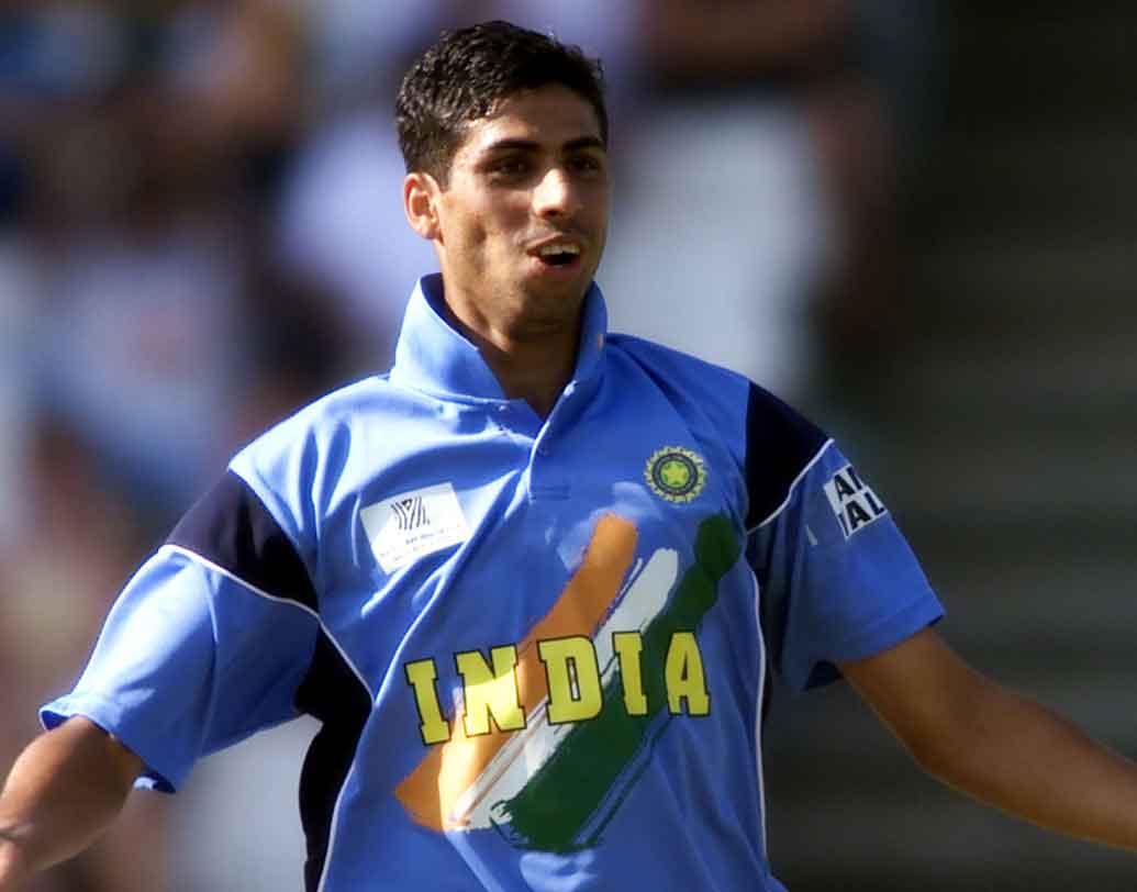 শ্রীলঙ্কার বিরুদ্ধে ৬/৫৯, কলম্বো(২০০৫): ইন্ডিয়ান ওয়েল কাপের ফাইনাল ম্যাচে নেহরার এই স্পেল চিরকাল মনে রাখবেন ভারতীয় সমর্থকরা। ম্যাচ হারলেও নেহরা বুঝিয়ে দিয়েছিলেন ভারতের জার্সি গায়ে দীর্ঘদিন খেলার রসদ আছে তাঁর মধ্যে।