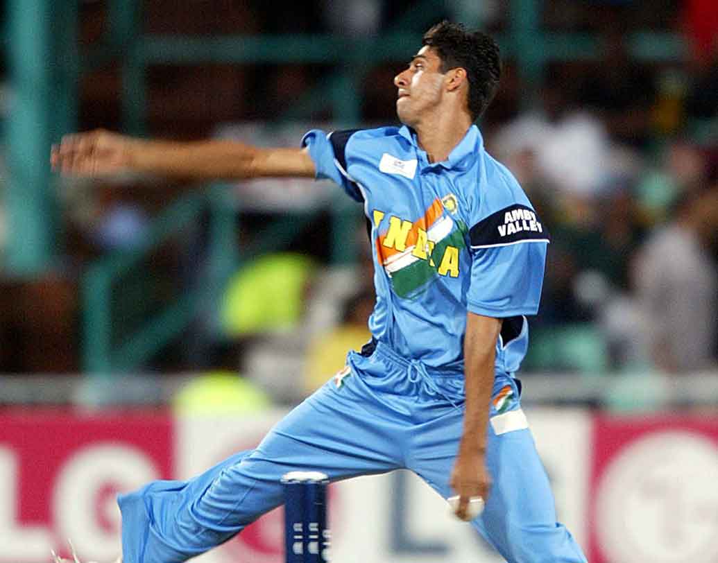 শ্রীলঙ্কার বিরুদ্ধে ৪/৩৫, জোহানেসবার্গ(২০০৩): নেহরার কেরিয়ারের অন্যতম সেরা ম্যাচ ছিল ভারত বনাম শ্রীলঙ্কার এই ম্যাচ। প্রথমে ব্যাট করে ২৯২ রান তোলে সৌরভ গঙ্গোপাধ্যায়ের ভারত। জবাবে ফর্মে থাকা নেহরার বোলিংয়ের সামনে এই ম্যাচে দাঁতই ফোঁটাতে পারেনি শ্রীলঙ্কা।