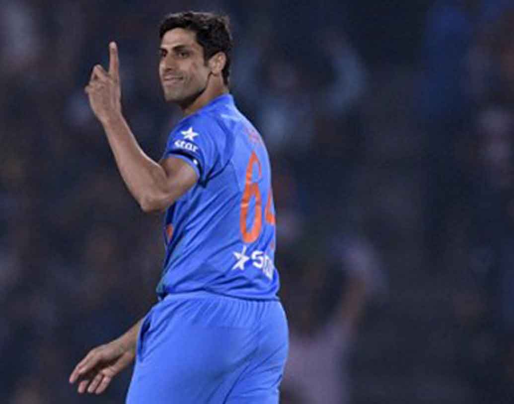 শ্রীলঙ্কার বিরুদ্ধে ৪/৪০, ডাম্বুলা(২০১০):  কার্যত নেহরার এই স্পেলের জন্যই ২০১০ এশিয়া কাপ ঘরে তুলতে পেরেছিল ভারত। কুমার সঙ্গাকারা, অ্যাঞ্জেল ম্যাথিউজ, মহেলা জয়বর্ধনের মতো তারকাদের উইকেট তুলে একাই শ্রীলঙ্কার ব্যাটিংয়ের ভিত নাড়িয়ে দিয়েছিলেন নেহরা।