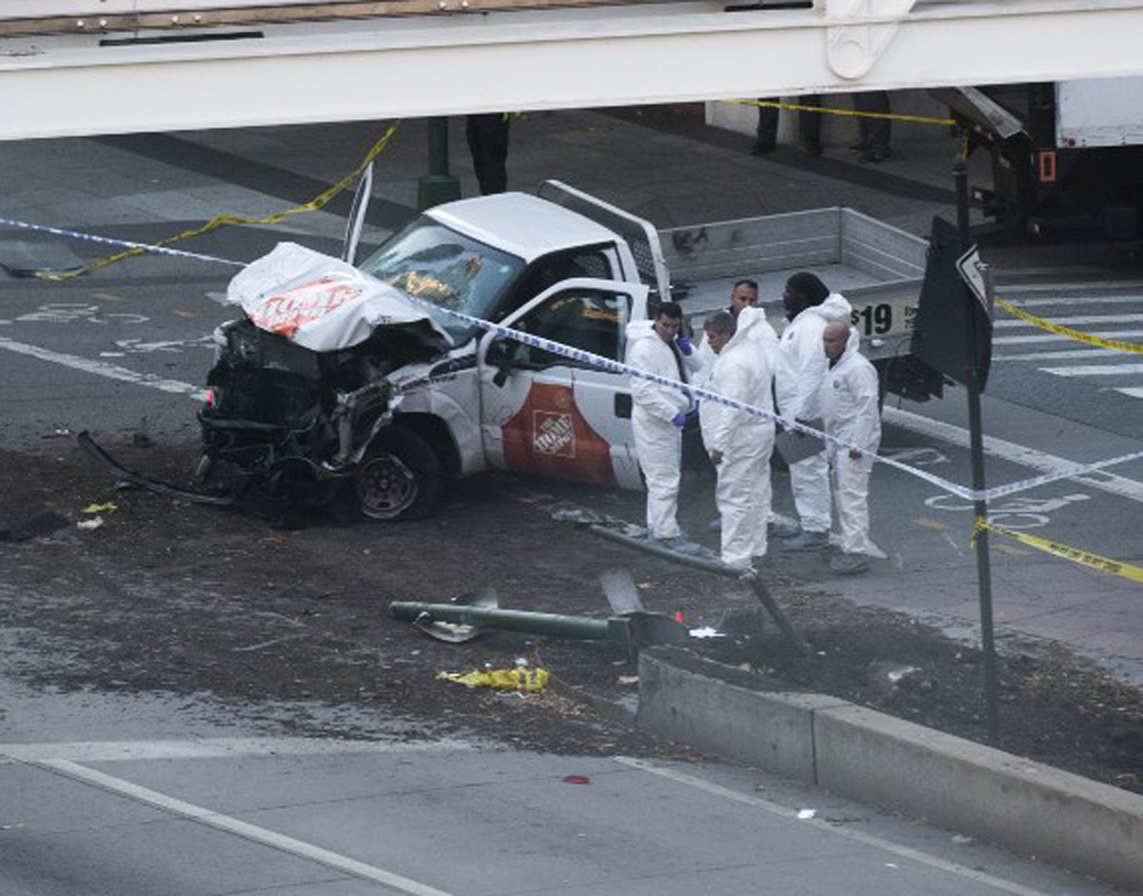 প্রত্যক্ষদর্শীদের দাবি, চেম্বার্স স্ট্রিটের উপর একটি ছোট স্কুল বাসের সঙ্গে মুখোমুখি সংঘর্ষ হয় ঘাতক ট্রাকটির। সেখানেই চার জন গুরুতর জখম হন।