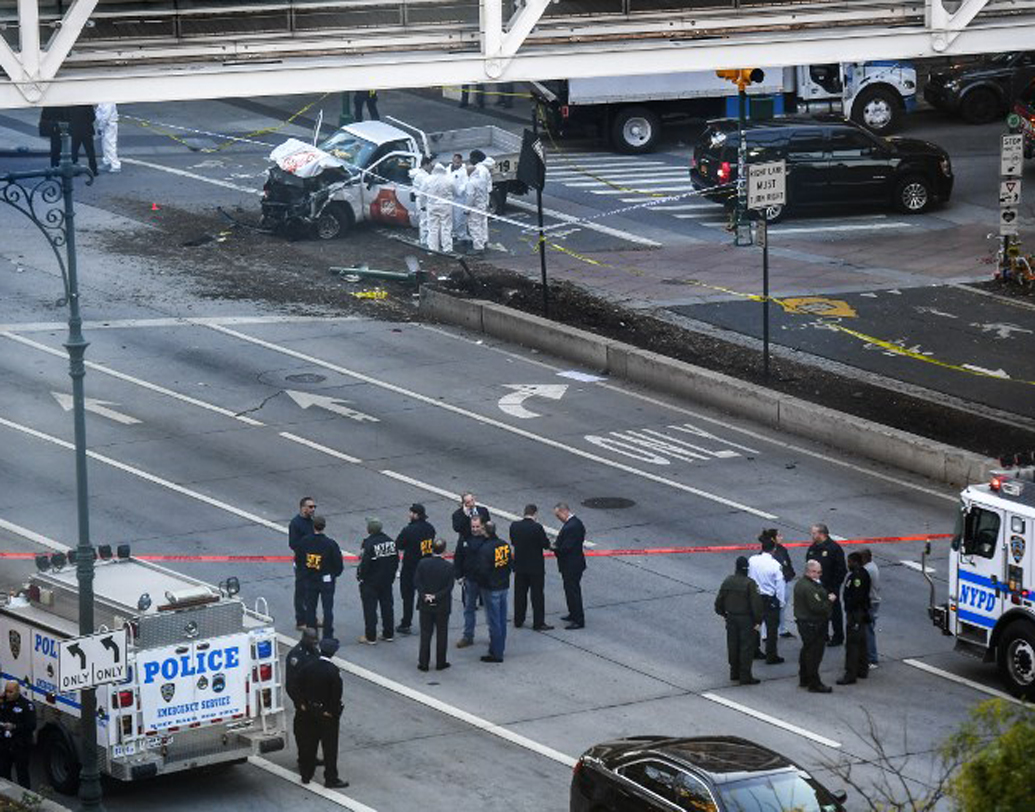 চলন্ত ট্রাক থেকে রাস্তায় ঝাঁপ দেয় হামলাকারী।