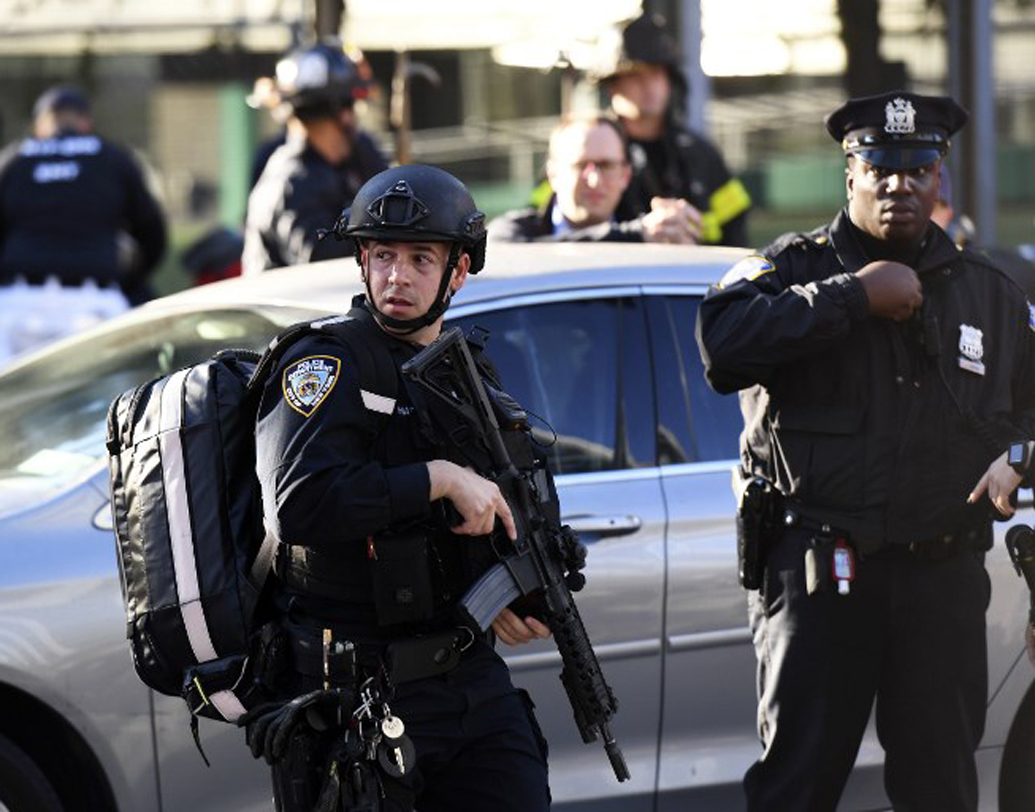 হামলার পরই পুলিশের গুলিতে আহত আততায়ী। মার্কিন পুলিশ তার তলপেটে গুলি করে। বর্তমানে পুলিশ হেফাজতে সে চিকিৎসাধীন।