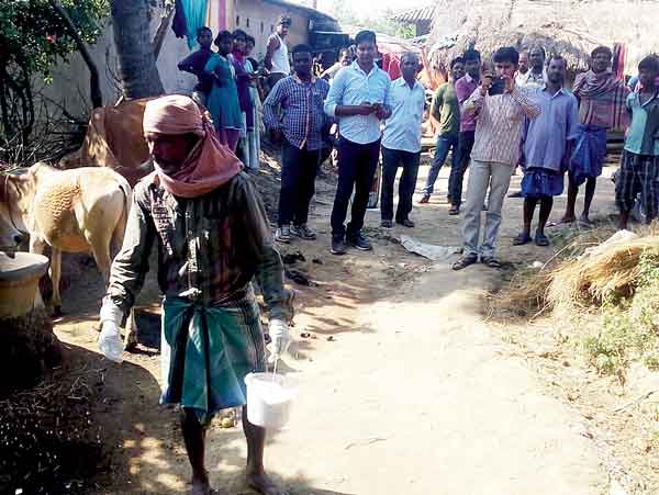 হুঁশ: বিক্রমপুর গ্রামে ছড়ানো হচ্ছে ব্লিচিং। নিজস্ব চিত্র