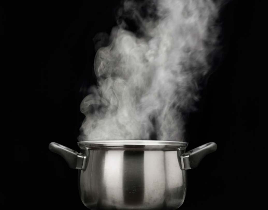 গরম জলে কয়েক ফোঁটা ইউক্যালিপটাস তেল ফেলে ভেপার নিন। চেষ্টা করুন প্রতিদিনের রুটিনে এই অভ্যাস রাখার। এতে শ্বাসনালী পরিস্কার থাকবে।