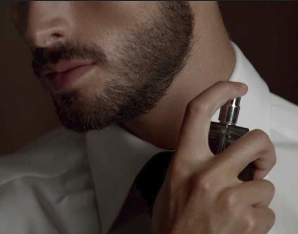 পারফিউম: নিজের মুড ভাল রাখতে সাহায্য করবে। ঘামের দুর্গন্ধ ও চ্যাটচ্যাটে ভাব  দূর করে তরতাজা করে তুলবে আপনাকে।