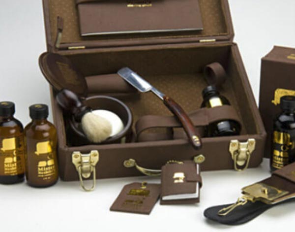 গ্রুমিং কিট:  একটা চিরুনি, ছোট আয়না আর ট্রিমার— গ্রুমিং কিট-এ এই তিনটে জিনিস অবশ্যই রাখুন।